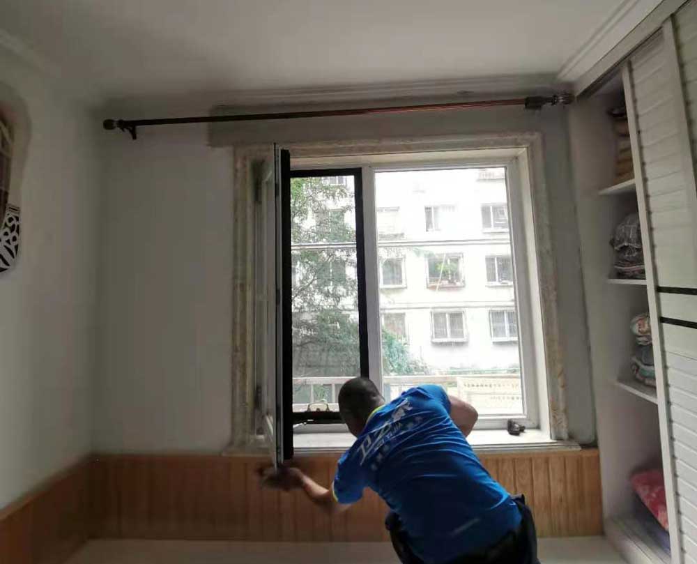 卫艺家阳台窗户漏水补漏